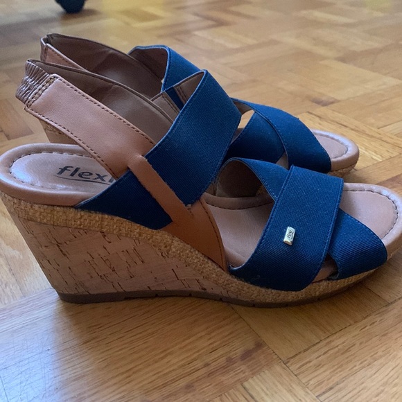 Flexi 🩴 - Picture 1 of 5